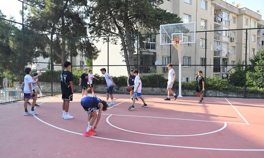 Kuşadası'nda yenilenen basketbol sahasına Efe İbrikoğlu adı verildi