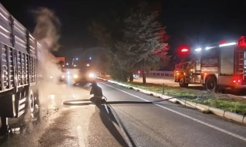 Acıpayam'da sürücünün ihbarıyla büyümeden söndürülen tır yangını