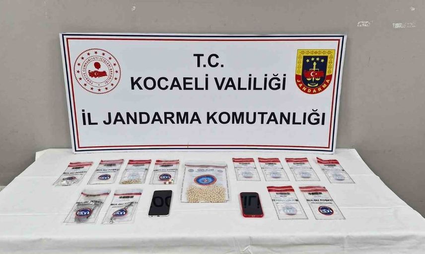 Kocaeli'de üç adreste eş zamanlı uyuşturucu operasyonu: bin 12 hap ve 1 kilo esrar ele geçirildi