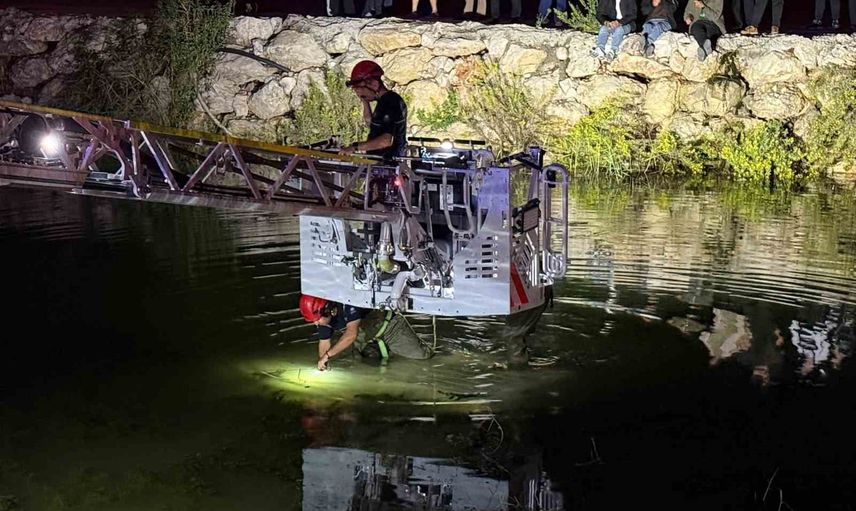İtfaiye ekipleri Serik'te sulama kanalına düşen araçtaki iki kişiyi merdivenle kurtardı