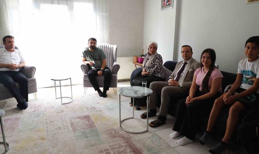 Cizre'de başarıyı eve taşıdılar: protokol YKS'de dereceye giren öğrencileri ziyaret etti