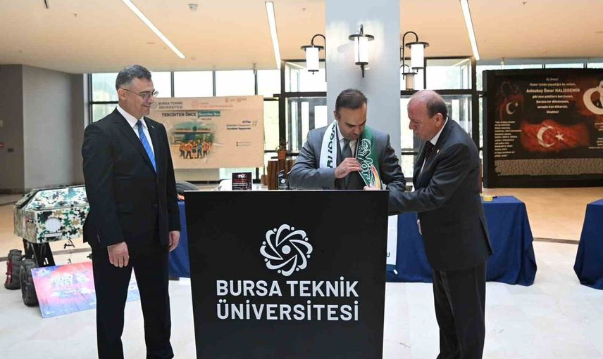Bursa'dan samimi jest: bakan Kacır'a Bursaspor atkısı