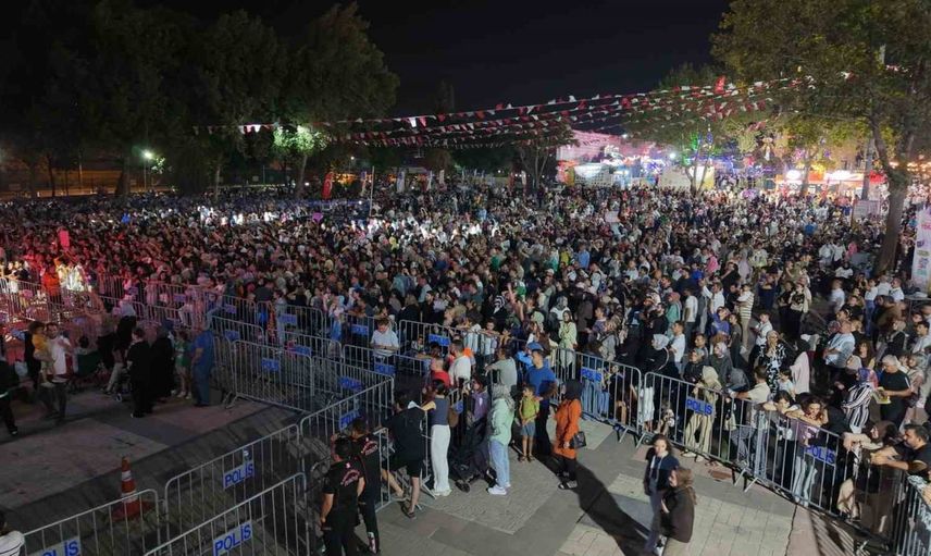 Çelik Kahramanmaraş'ta müzikle buluştu, sahnede Maraş dondurması sürprizi
