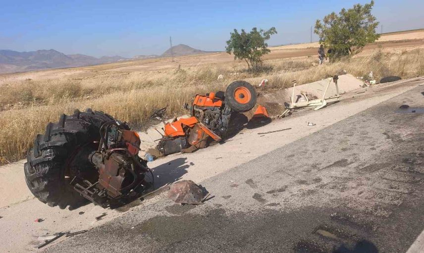 Karaman'da çarpışan traktör ikiye bölündü: 1'i ağır 2 yaralı
