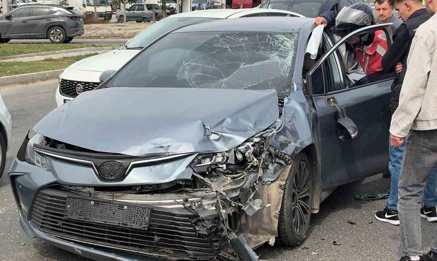Beyciler kavşağında kaza: motosiklet sürücüsü ve yolcusu ağır yaralandı