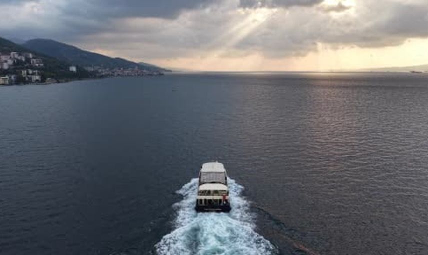 Körfezde sayfalar açıldı: vapurda Kuyucaklı Yusuf ve çello eşliğinde ortak okuma