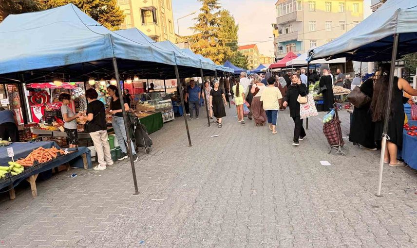 Pazarın içinde sorun dinleyen vali yardımcısı Hasan Tanrıseven