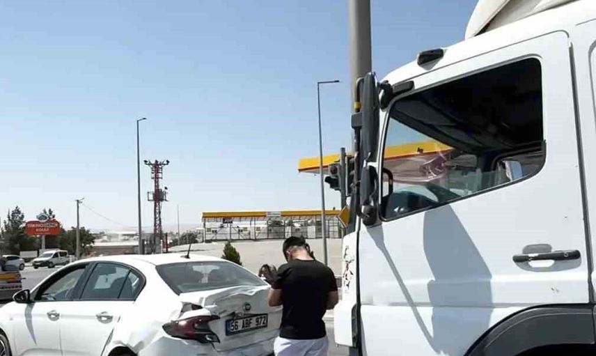Küçük Sanayi Sitesi kavşağında tırın arkadan çarptığı otomobilde maddi hasar