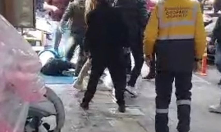 Gündüz vakti Kadınana Caddesi'nde sopalı ve demir çubuklu saldırı