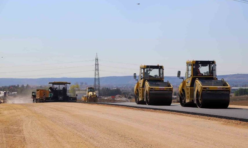 100. Yıl Bulvarı’nda sıcak asfalt çalışmaları devam ediyor