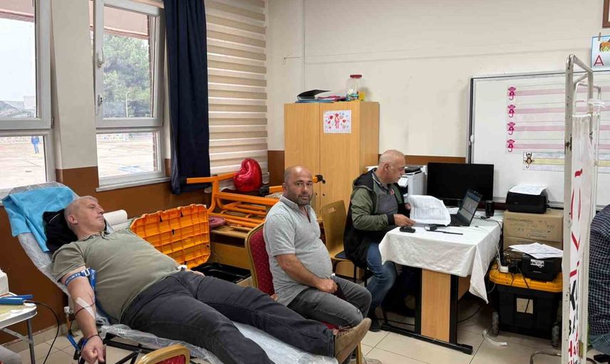 Okulda can verenler: Mehmet Paşa İlkokulu'nda 90 ünite kan toplandı