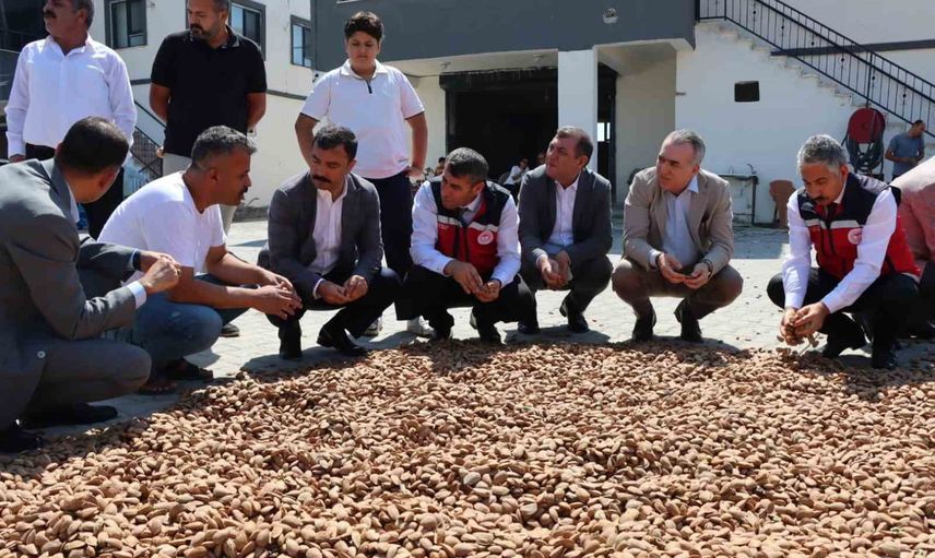 Kahta'da üreticilere tarımsal makine ve ekipman teslim edildi