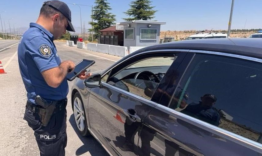 Karaman'da kapsamlı denetim: 10 kişi tutuklandı, çok sayıda uyuşturucu ve ruhsatsız silah ele geçirildi