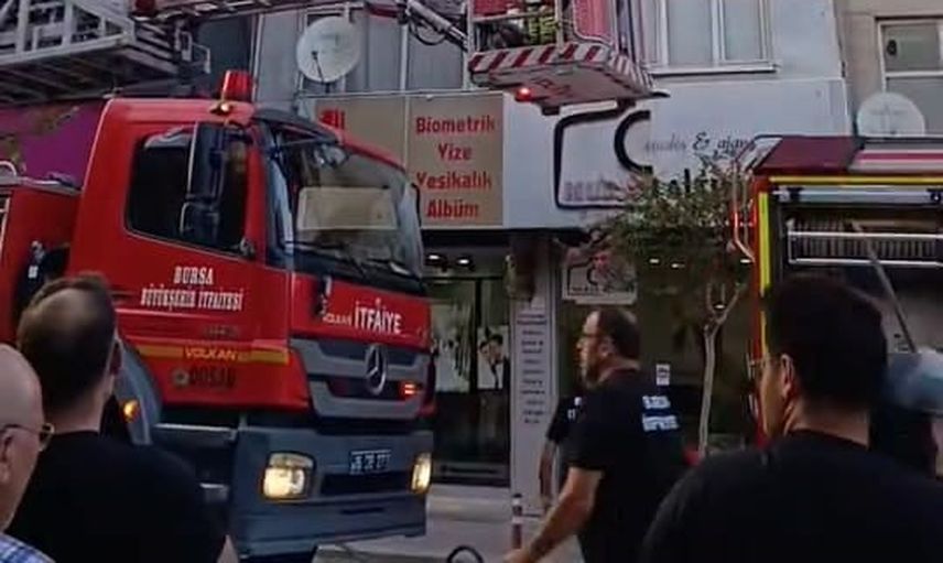 İnegöl'de geri dönüşüm deposunda çıkan yangın apartmanda paniğe yol açtı