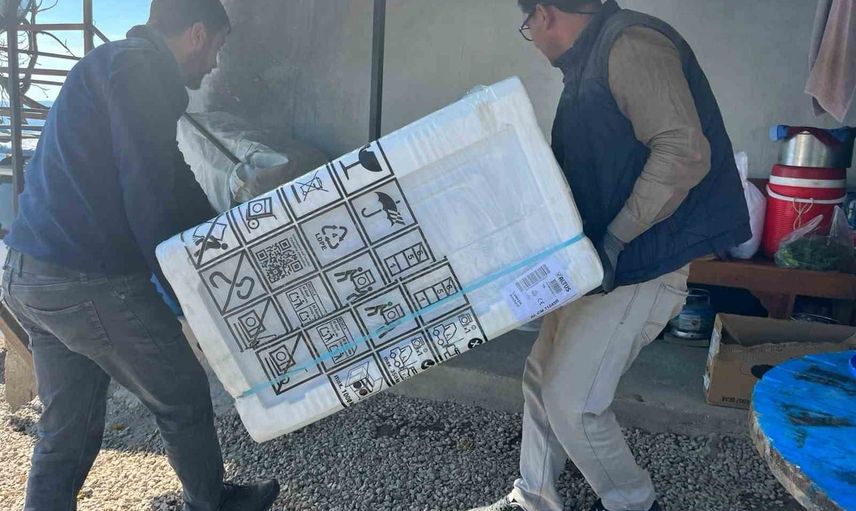 Kozan'da yangından etkilenen ailelere belediyeden sahada destek