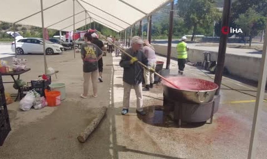 Bilecik'te kazandan komşuluğa: 15 günde 6 bin kavanoz salça hedefi