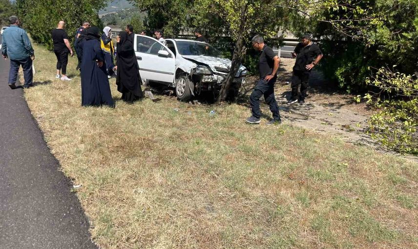 Refüje çıkan otomobil ağaca çarptı: 1 kişi hastaneye kaldırıldı
