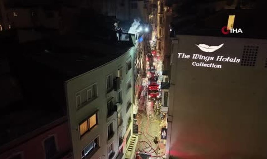 Taksim'de çatıda yükselen alevler havadan görüntülendi, büyümeden söndürüldü