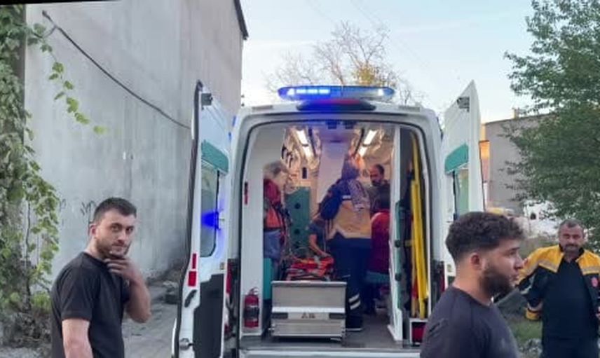 Yol kenarındaki çökme çöp kamyonunu şarampole yuvarladı: üç yaralı