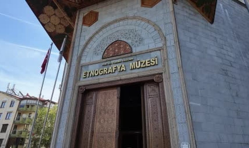 Her ziyaretçi bir ilmek: Isparta'da ziyaretçiler Türk bayrağı halısı dokuyor