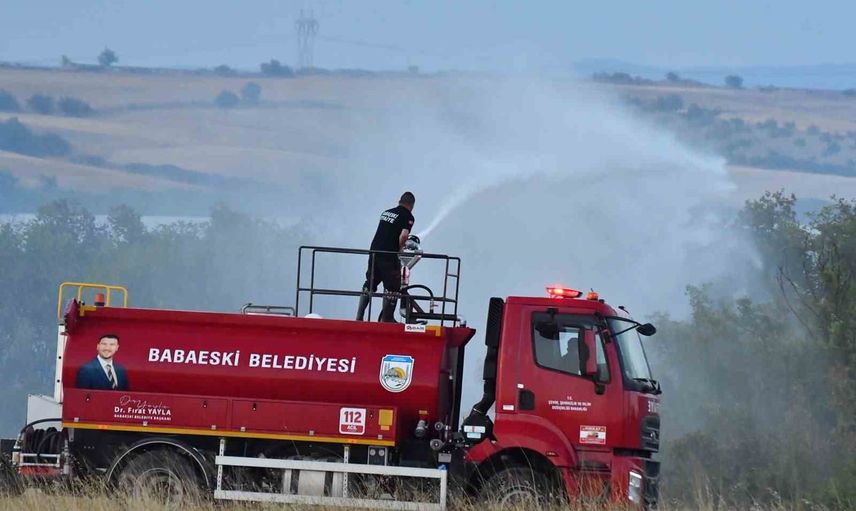 Babaeski'de rüzgârın etkisiyle anız yangını büyüdü