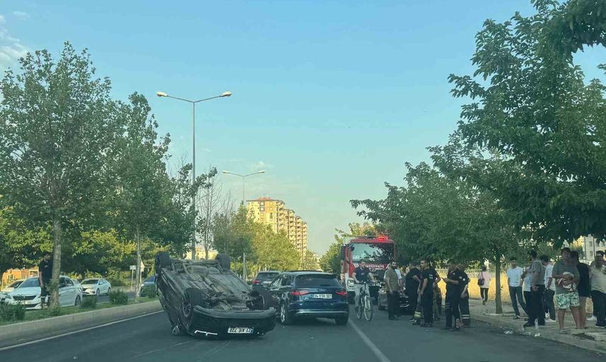 Musa Anter Caddesi'nde sürücünün hakimiyeti kayboldu: araç takla attı, iki kişi yaralandı