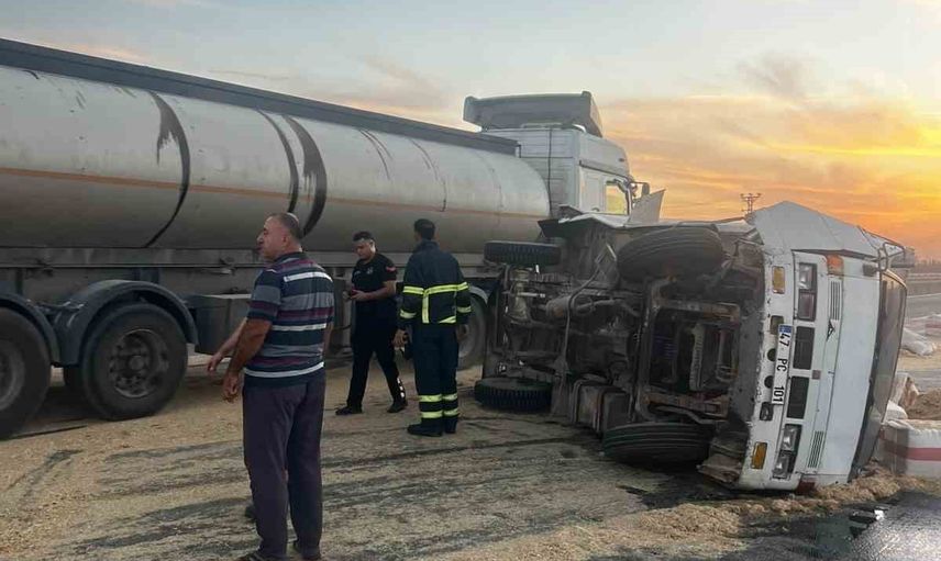 Kızıltepe'de saman balyaları yola saçıldı: kamyonet devrildi, sürücü yaralandı