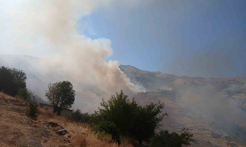 Pütürge'de arazi yangınına 20 araç ve 55 personelle müdahale sürüyor
