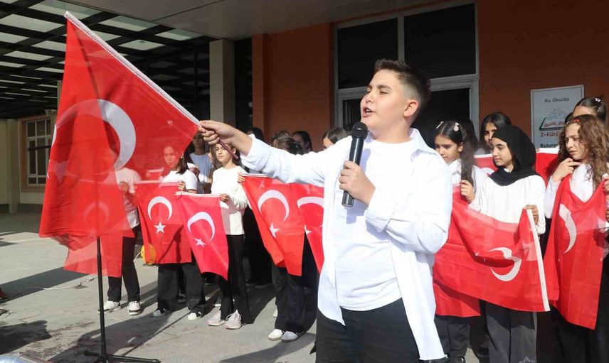 Tuzlugöl'de 850 öğrenciden birlik mesajı: Hamza Yerlikaya Ortaokulu'nda cumhuriyet coşkusu