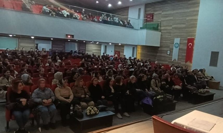 Alaşehir'de velilere dijital bağımlılık uyarısı ve okul aile birliği dönüşümü