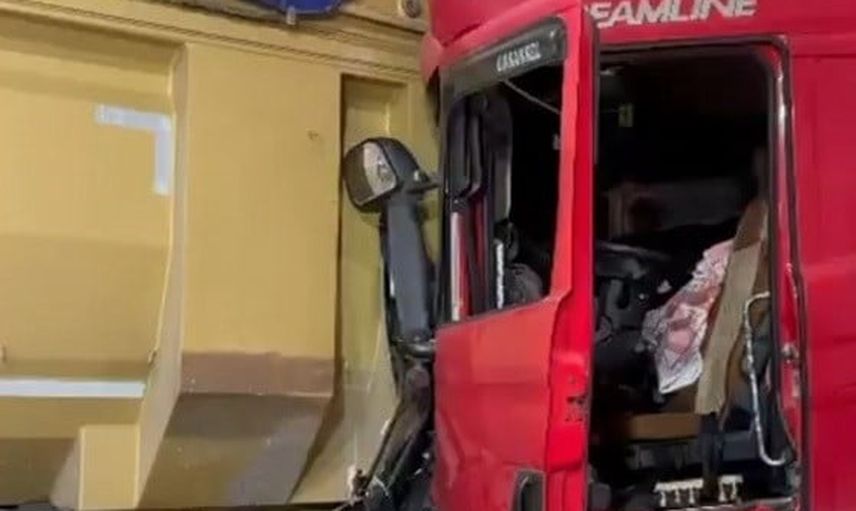Kontrolden çıkan çekici Arifiye'de akaryakıt istasyonuna girerek zincirleme kazaya yol açtı