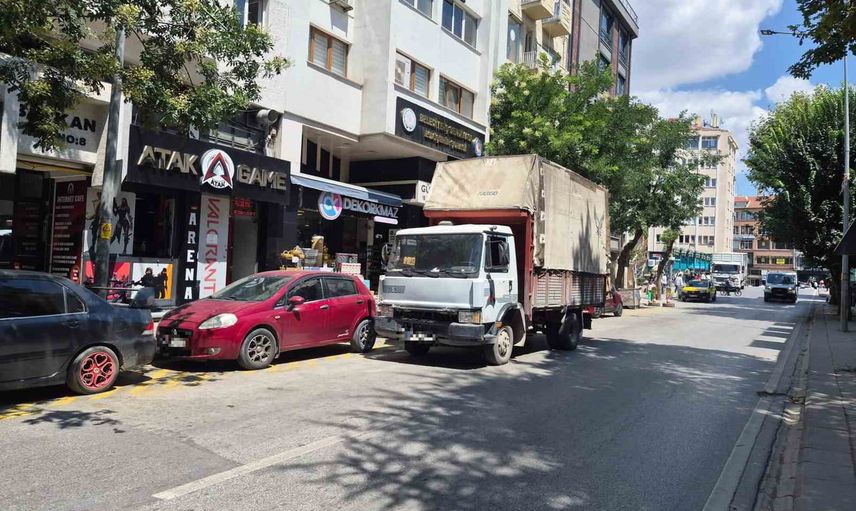 Şair Fuzuli caddesi daralıyor: çift sıra park hayatı zorlaştırıyor