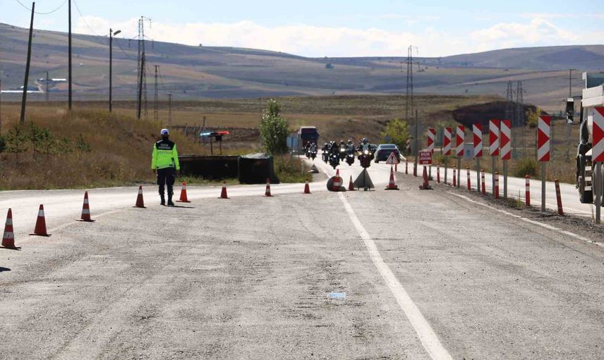 Bayburt'ta motosiklet denetimleri: sürücülere yerinde eğitim