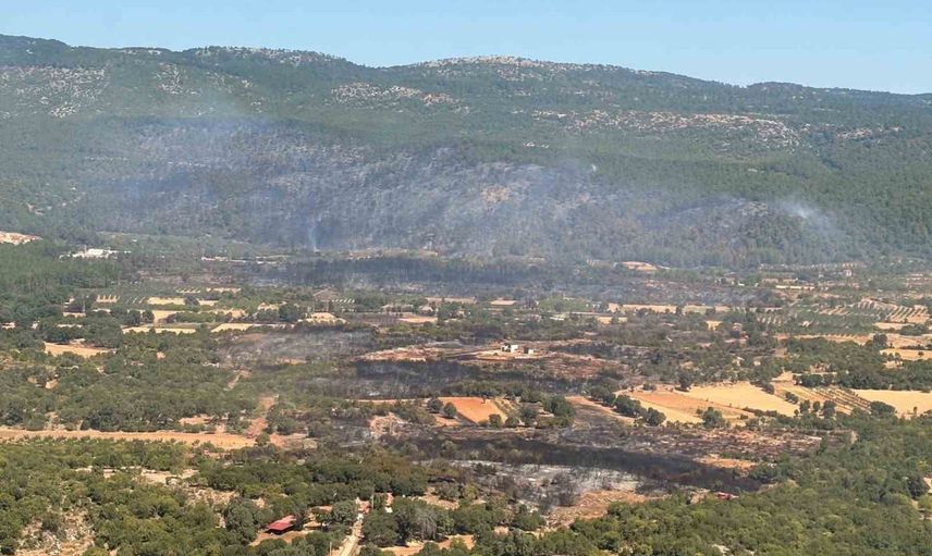 Muğla'da 90 saniyede alevlerin üzerine 15 ton su bırakılarak yangın kontrol altına alındı