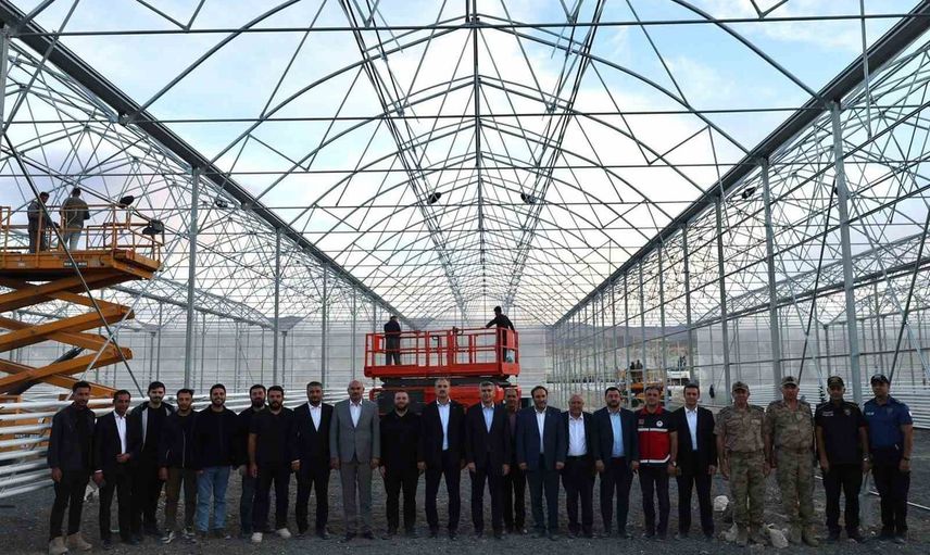 Vali Bozkurt Diyadin jeotermal sera OSB'de saha değerlendirmesi yaptı