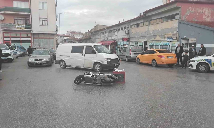 Alaca'da minibüsle motosiklet çarpıştı, motosiklet sürücüsü yaralandı