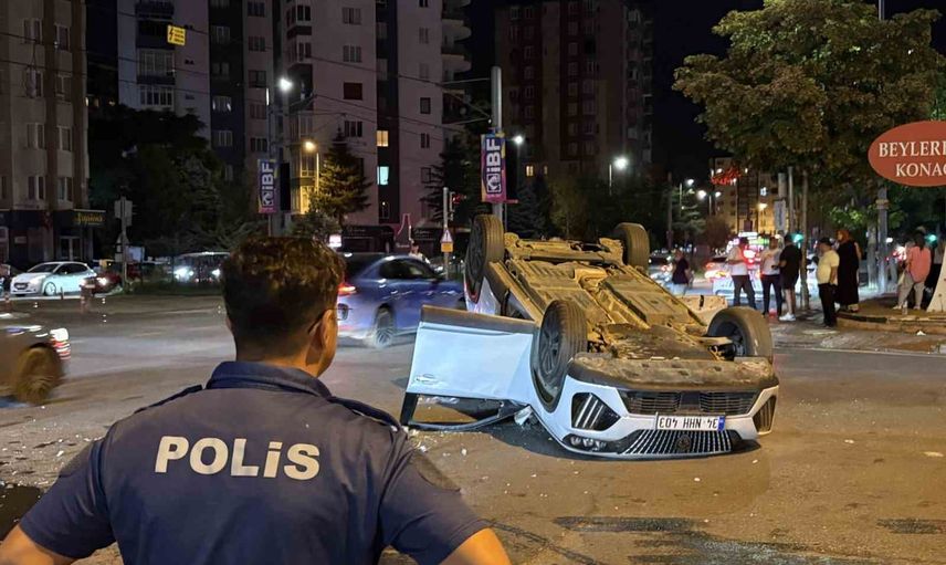 Alpaslan Mahallesi kavşağında çarpışma: suv takla attı, iki yaralı