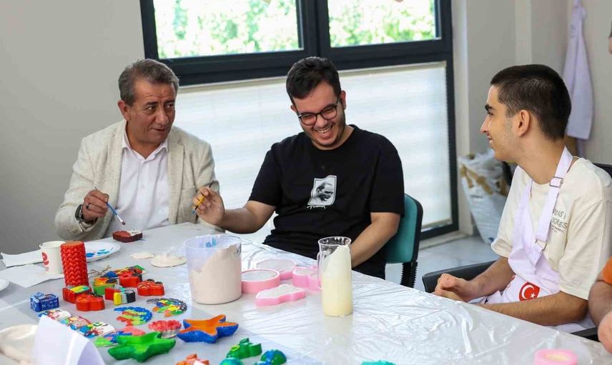 Efeler'de atölye masalarında hayat bulan yetenekler
