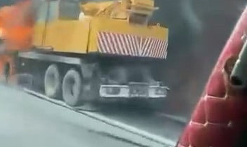 Bursa'da sürücünün müdahalesiyle emniyet şeridine çekilen iş makinesi alev aldı