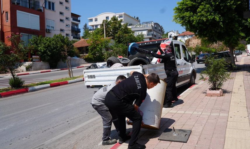 Kepez’de ilan ve tabela işgallerine müdahale: kamu alanları temizlendi