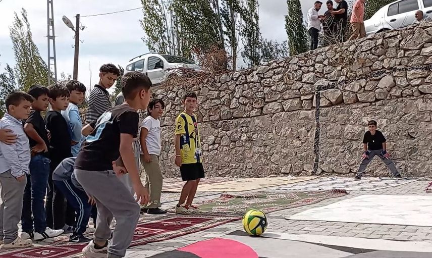 Ev halılarıyla kendi halı sahasını kuran çocuklar