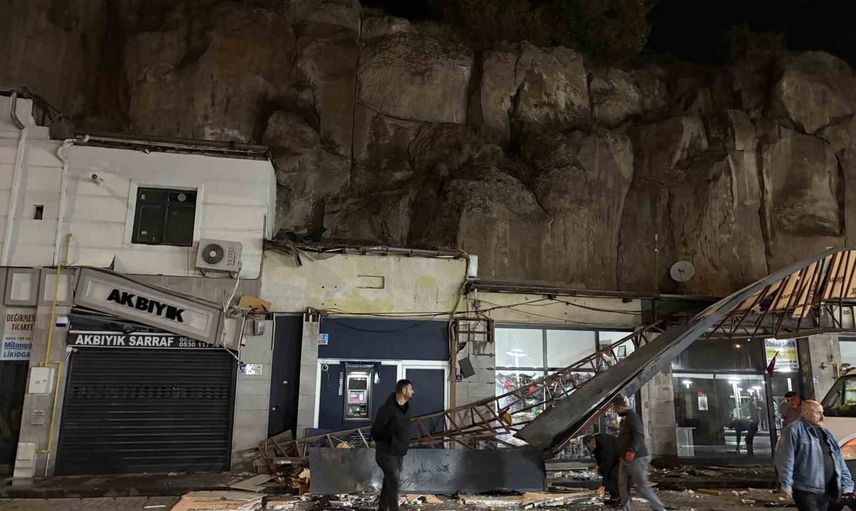 Kayseri İncesu'da kayalıktan düşen otomobil dükkanların üzerine savruldu