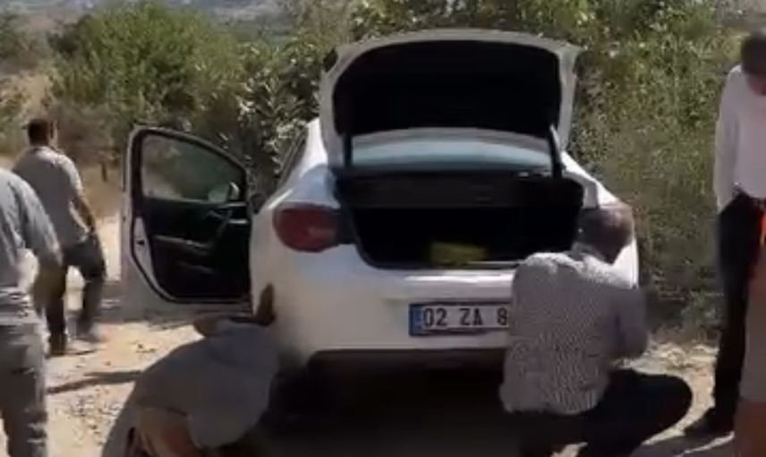Yol çalışması yüzünden tarla yoluna sapan otomobil şarampole girince halatla çıkarıldı