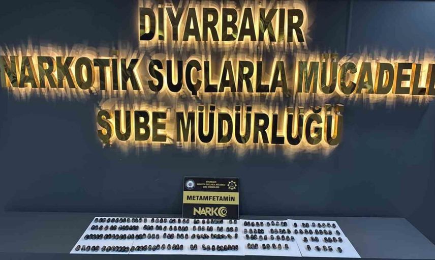 Midelerine yuttukları metamfetaminle yakalanan iki yabancı tutuklandı