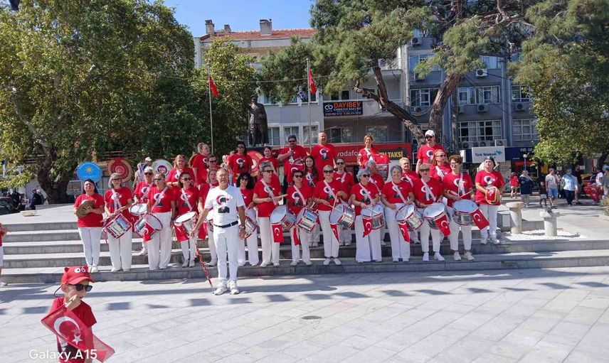 Burhaniye’de Özgür Kanatlar Halk Bandosu 30 Ağustos’ta coşkuyu yükseltti
