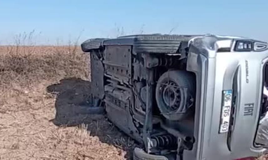 Alaca'da direksiyon hakimiyetini kaybeden araç tarlada takla attı