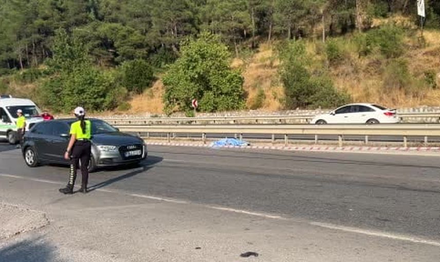 Anıt mevkiinde motosiklet bariyerlere çarptı: sürücü yaşamını yitirdi