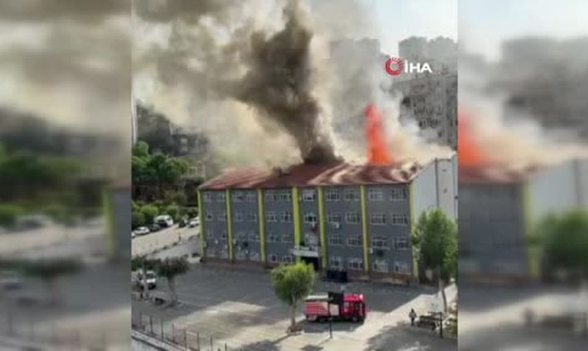 İzmir'de ortaokul çatısında çıkan yangın itfaiyeyi seferber etti
