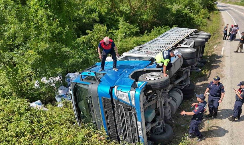 Sinop Erfelek yolunda un yüklü tır virajı alamayıp yan yattı