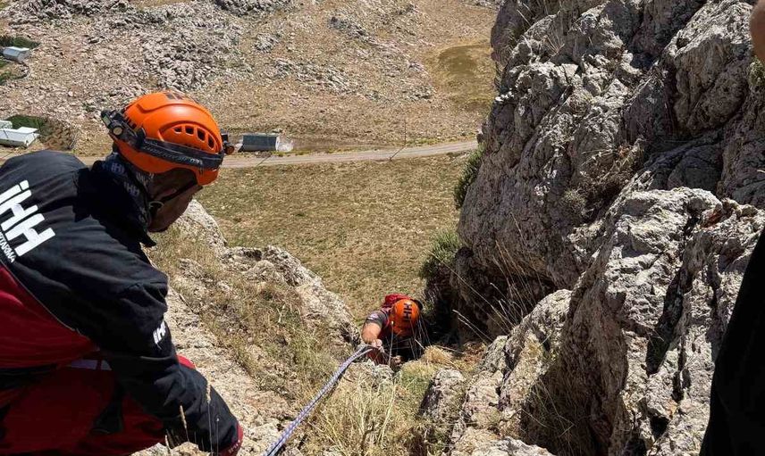 Alanya’da kayalıkta mahsur kalan keçi halatla kurtarılarak sahibine teslim edildi
